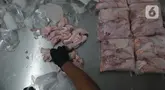 Pekerja memilah potongan ayam untuk dimasukkan ke dalam plastik kemasan di Rumah Potong Hewan (RPH) Rawa Kepiting, Jakarta Timur Sabtu (4/5/2024). (merdeka.com/Imam Buhori)