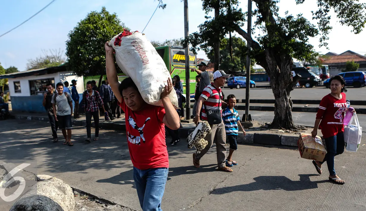 Seorang pria tampak memanggul karung di Terminal Pulo Gadung, Jakarta, Selasa (22/7/2015). Arus balik di Terminal Pulogadung hingga H+4 Lebaran mengalami peningkatan dibanding tahun lalu. (Liputan6.com/Faizal Fanani)
