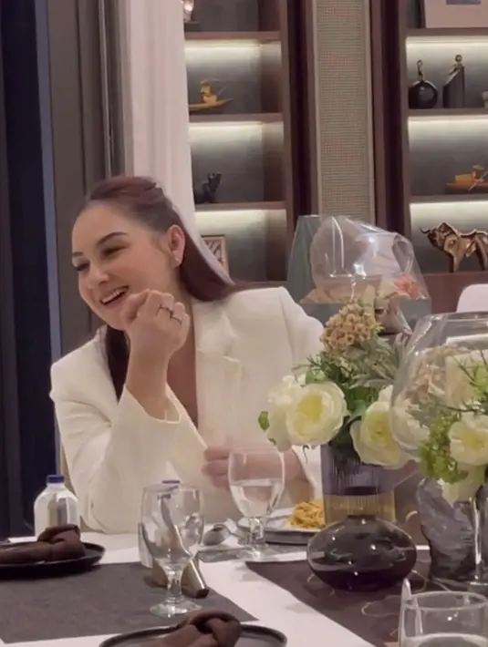 Melihat lebih dekat makeup-nya, nuansa mata cokelat jadikan makeupnya begitu memikat.  [Foto: Instagram/ Mona Ratuliu]