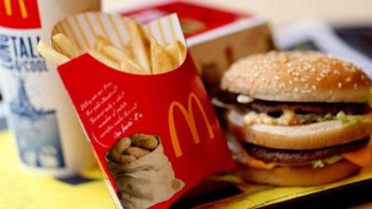 Koki McDonalds ajarkan cara membuat Big Mac