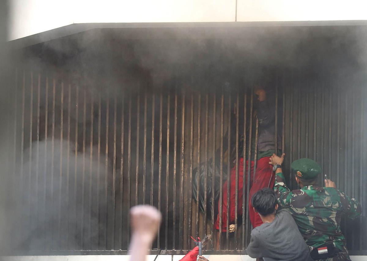 FOTO: Drama Penyelamatan Warga Saat Gedung Terbakar di Tengah Ricuh Kwitang