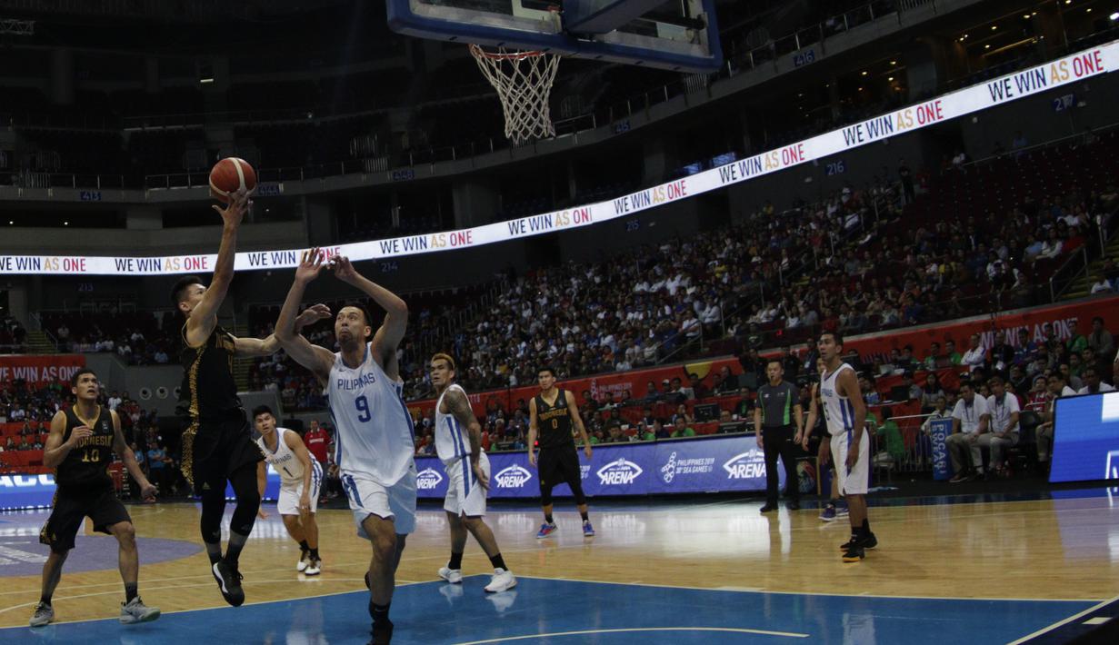 Pemain Basket Indonesia saat melawan Filipina pada laga semifinal SEA Games 2019 di Mall Of Asia Arena, Manila, Senin (9/12). Indonesia kalah 97-70 dari Filipina. (Bola.com/ M Iqbal Ichsan)