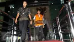 Kasi Pembangunan Peningkatan Mutu Pendidikan dan Tenaga Kependidikan Dinas Pendidikan Kabupaten Banyuasin, Sutaryo berjalan keluar Gedung KPK usai menjalani pemeriksaan, Jakarta, Jumat (28/10). (Liputan6.com/Helmi Afandi)