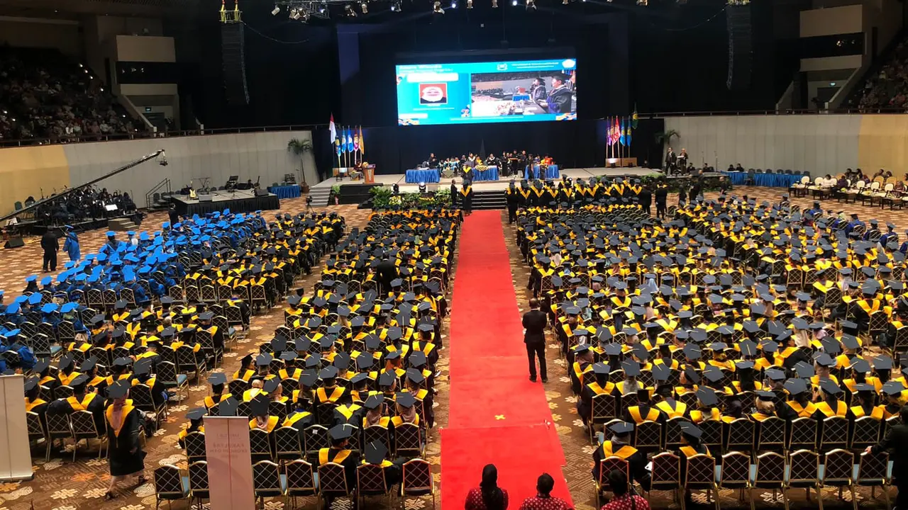 Sebanyak 878 lulusan Lembaga Pendidikan Tinggi Y.A.I mengikuti prosesi wisuda di Balai Sidang Jakarta Convention Center, Jakarta Selatan, Minggu (12/11/2023).