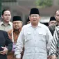 Calon presiden nomor urut 02 Prabowo Subianto (tengah) saat akan menghadiri Rakernas LDII di Pondok Gede, Jakarta, Kamis (11/10). Kehadiran Prabowo untuk memberi pembekalan dalam pertemuan anggota LDII se-Indonesia. (Merdeka.com/Iqbal Nugroho)