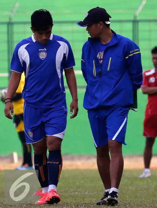Pelatih Arema, Joko Susilo memberikan instruksi ke salah satu pemainnya dalam sesi latihan di Stadion Gajayana Malang, Jumat (2/10/2015). Jelang laga menghadapi Sriwijaya FC, Arema Cronous mengadakan sesi latihan tertutup. (Liputan6.com/Yoppy Renato)