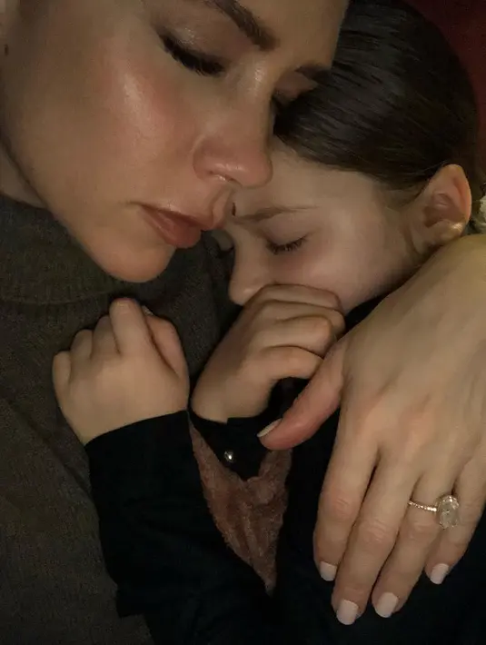 Victoria Beckham bahkan mengunggah sebuah foto menggemaskan bersama dengan sang anak, Harper Beckham. (instagram/victoriabeckham)