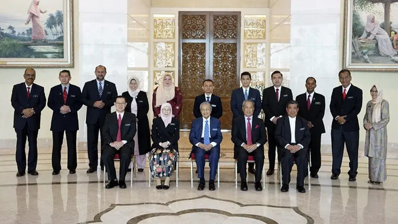 PM Malaysia Mahathir Mohamad bersama dengan jajaran kabinetnya