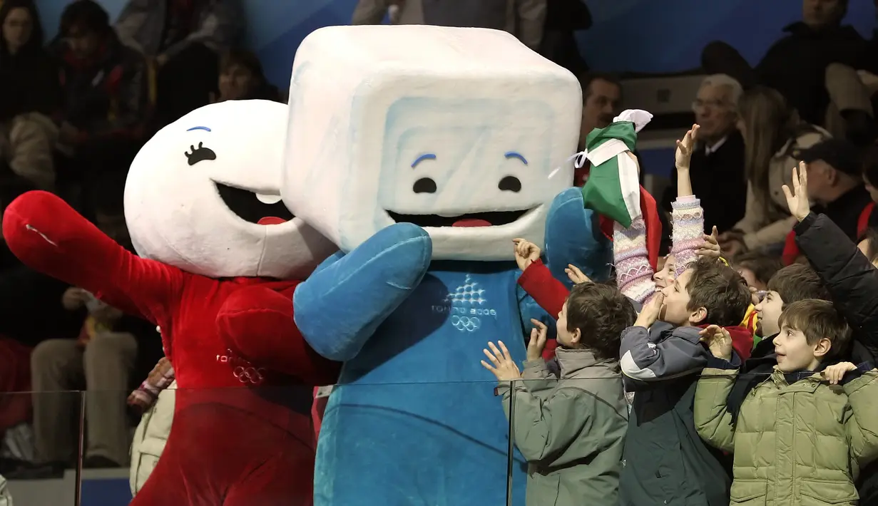 Anak-anak yang menghadiri perlombaan skating trek pendek di Palavela Arena bersorak dengan maskot Olimpiade Torino Neve, kiri dan Gliz pada Olimpiade Musim Dingin 2006 di Turin, Italia, 15 Februari 2006. (AP Photo/Amy Sancetta)