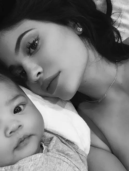 Tak hanya itu, ia pun mengunggah foto selfienya bersama dengan Stormi beberapa waktu lalu. (instagram/kyliejenner)