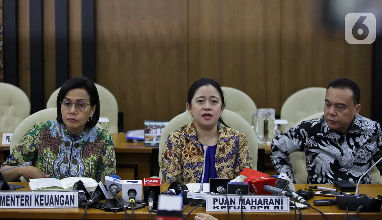Ketua DPR Puan Maharani (tengah), Wakil Ketua DPR Sufmi Dasco Ahmad (kanan), dan Menkeu Sri Mulyani saat rapat konsultasi di Ruang Pansus B, Kompleks Parlemen, Jakarta, Senin (16/12). Rapat diikuti oleh Menteri Keuangan, pimpinan DPR, Komisi XI, Komisi VII, dan Banggar. (Liputan6.com/Johan Tallo)