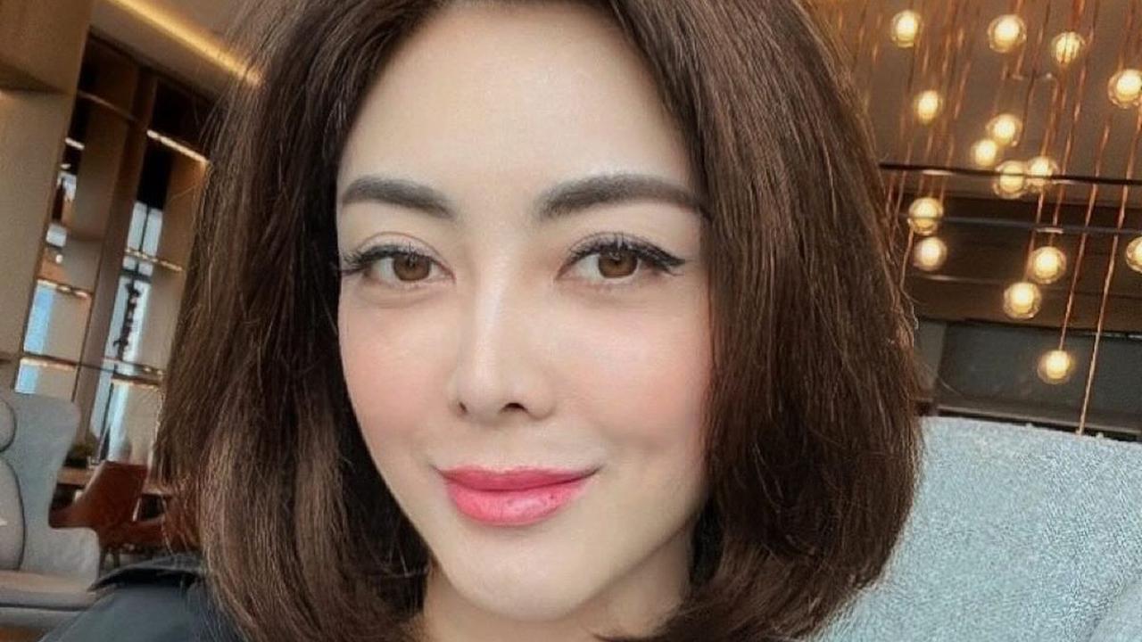 Penampilan Dhena juga mencuri perhatian netizen. Potretnya disebut makin cetar.