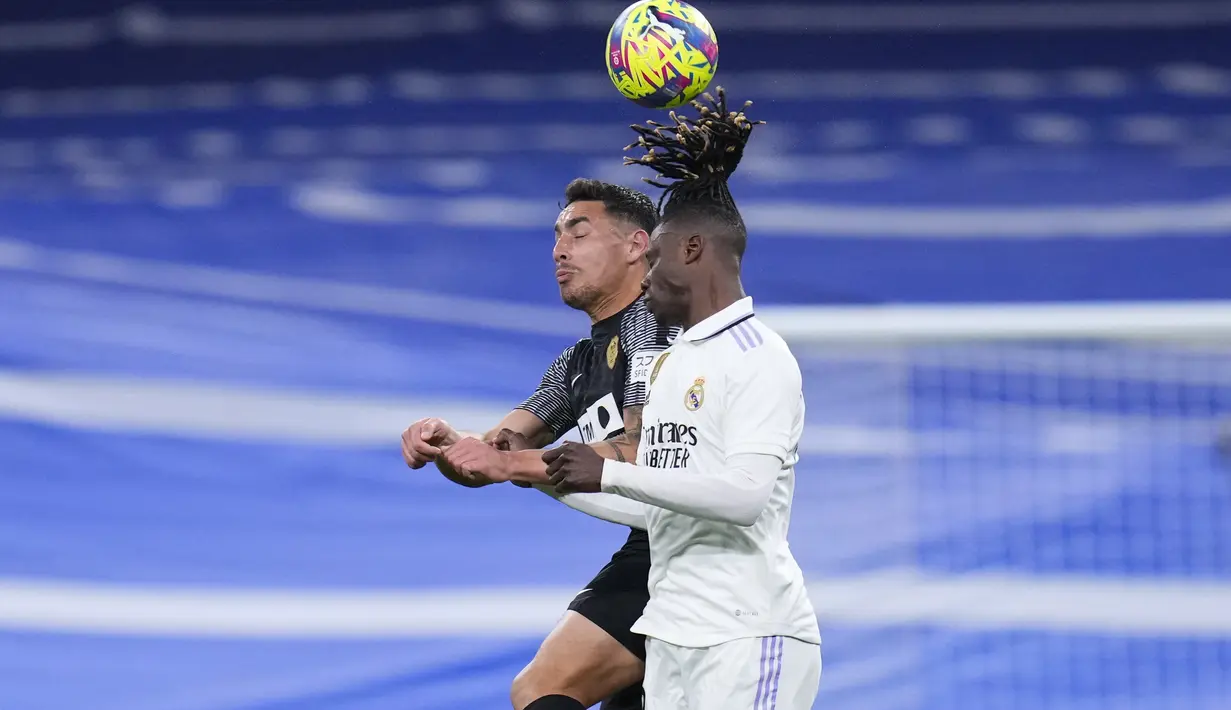 Gelandang Real Madrid, Eduardo Camavinga berebut bola udara dengan pemain Elche, Ezequiel Ponce selama pertandingan lanjutan La Liga Spanyol di stadion Santiago Bernabeu di Madrid, Spanyol, Kamis (16/2/2023). Pasukan Carlo Ancelotti ini kini menempati urutan kedua dengan margin 8 poin di bawah sang pemuncak, Barcelona. (AP Photo/Manu Fernandez)