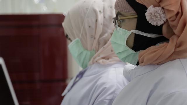 Ilustrasi Penggunaan Masker di Laboratorium