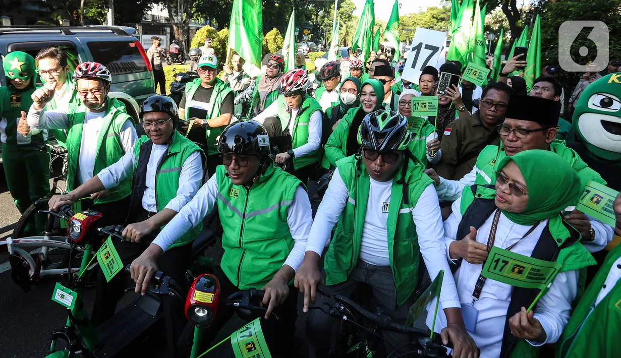 Mardiono yang bertolak dari DPP PPP di Jalan Diponegoro, Menteng, Jakarta Pusat, tiba di Gedung KPU pukul 16.02 WIB. Nampak, Mardiono beserta jajaran DPP PPP naik sepeda menuju KPU. (Liputan6.com/Johan Tallo)