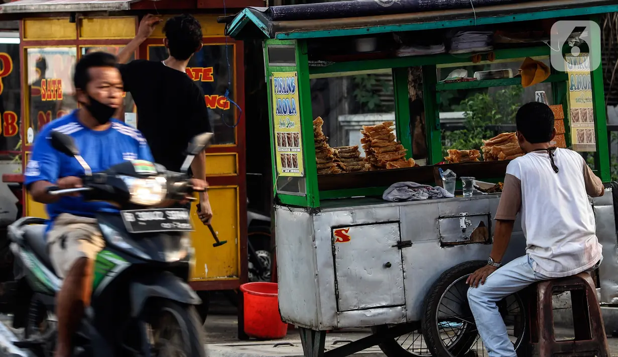 Suasana Pedagang Kaki Lima di kebayoran lama, Jakarta, Selasa (21/9/2021). Untuk mendorong pertumbuhan ekonomi dampak PPKM pemerintah mempercepat penyaluran Bantuan Langsung Tunai (BLT) untuk Pedagang Kaki Lima (PKL). (Liputan6.com/Johan Tallo)