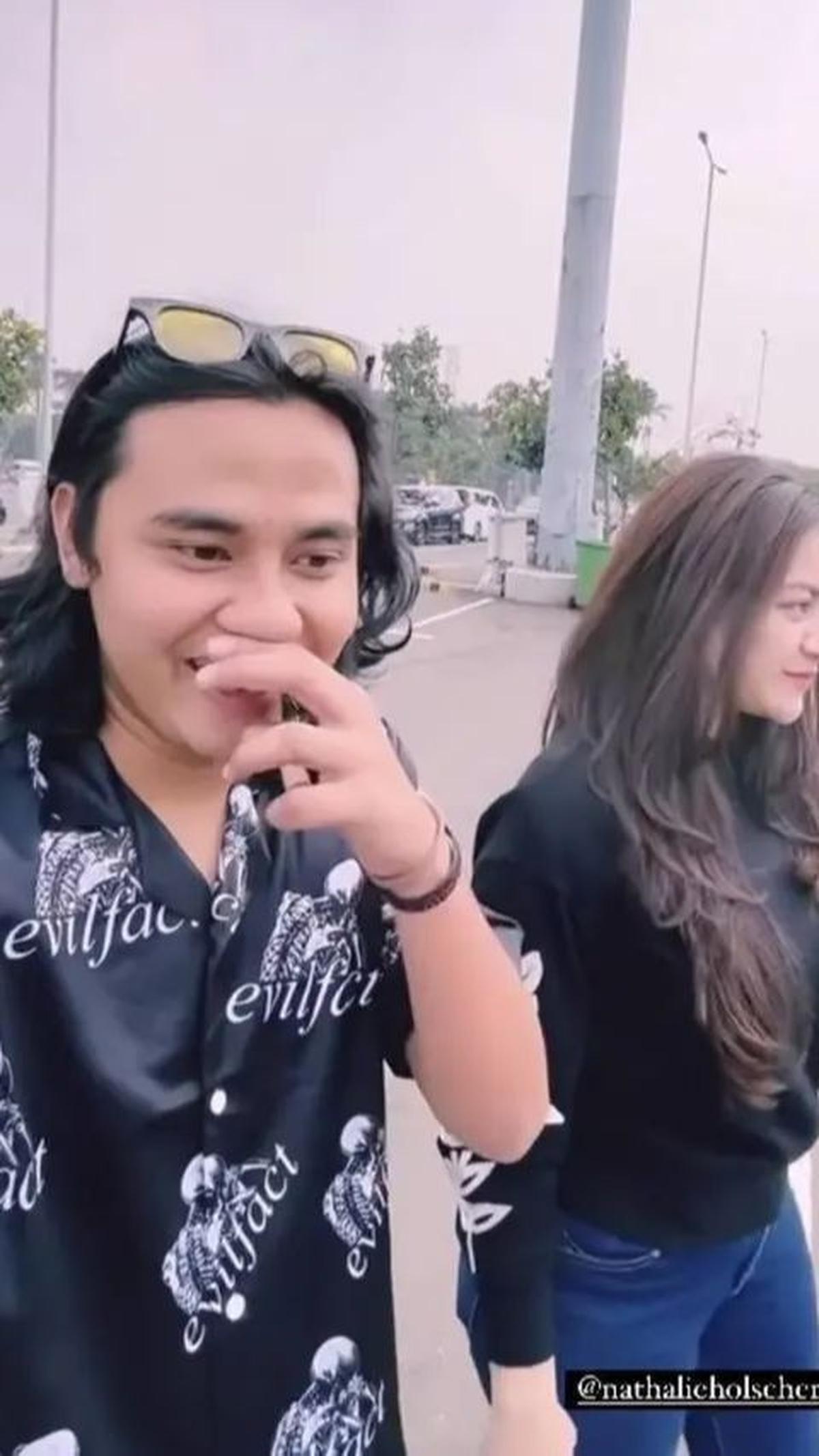 Ketika Yogi Ilham tiba di bandara, momen Nathalie menjemputnya menjadi perhatian banyak orang.