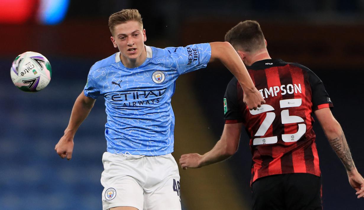 Liam Delap. Gelandang Manchester City asal Inggris ini adalah anak kandung dari Rory Delap, mantan bintang Stoke City. Ia menjalani debutnya di Premier League saat melawan Leicester City pada 27 September 2020. Ia berusia 17 tahun, 7 bulan , dan 19 hari dalam laga tersebut. (AFP/Mike Egerton/Pool)