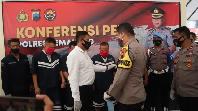 Polisi melakukan operasi tangkap tangan (OTT) empat orang wartawan abal-abal yang mengancam dan memeras kepala desa di Pemalang. (Foto: Liputan6.com/Humas Polres Pemalang)