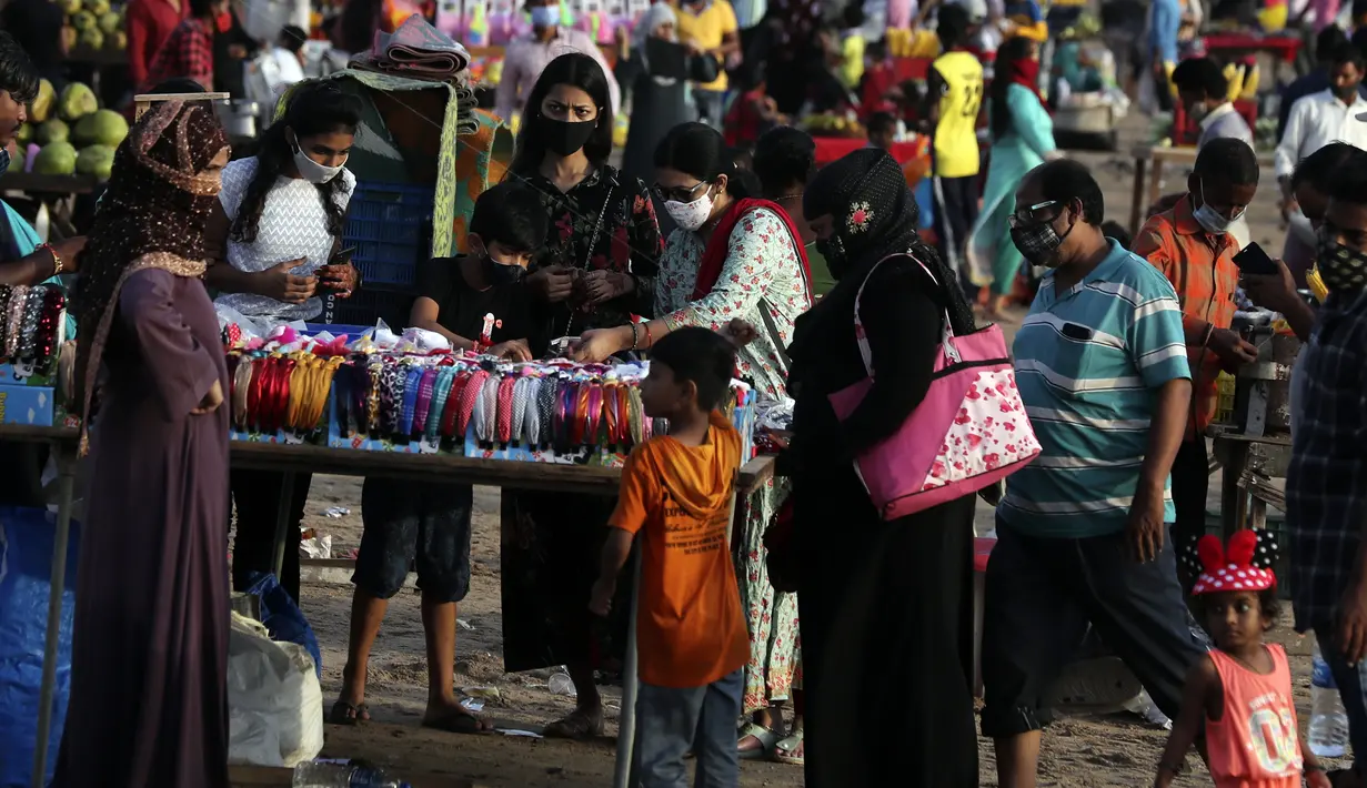 Orang-orang berbelanja di Pantai Juhu, Mumbai, India, Selasa (24/8/2021). India mencatat penambahan 14.419 kasus positif COVID-19 pada 24 Agustus 2021. (AP Photo/Rafiq Maqbool)