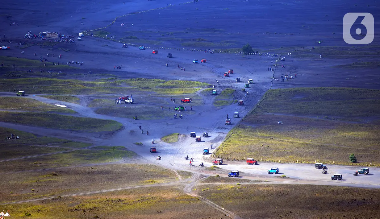 <p>Kendaraan jip wisatawan memadati hamparan pasir kaldera Bromo di Ngadisari, Probolinggo, Jawa Timur, Minggu (30/4/2023). (merdeka.com/Arie Basuki)</p>