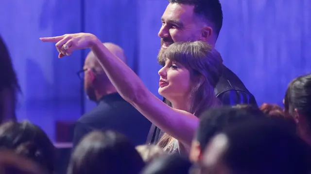 Taylor Swift Bekilau dengan Korset Beludru di iHeartRadio Music Awards, Mesra dengan Travis Kelce