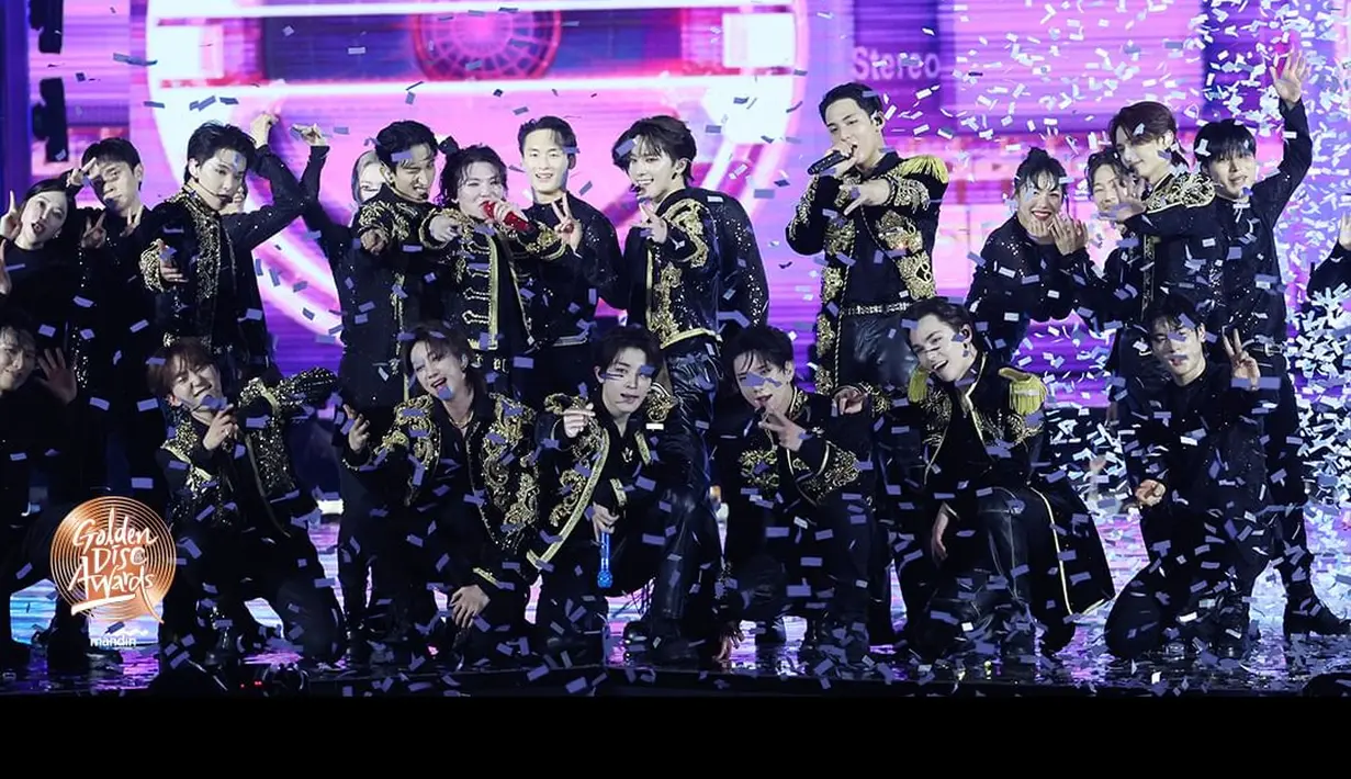 Mereka mengenakan coat panjang hitam dengan detail bordir dan manik-manik emas yang kontras. [Foto: Instagram/golden_disc]