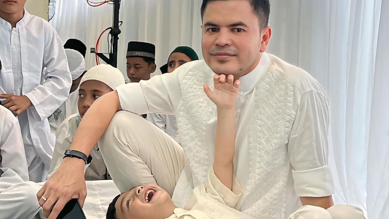 Irish Bella dan Haldy Sabri Datang ke Sebuah Acara, Tampak Bahagia - Air Rumi Tertawa Lepas Sambil Tiduran ke Ayah Sambung