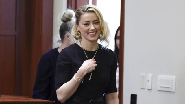Amber Heard dala persidangan melawan Johnny Depp, 1 Juni 2022.  (Evelyn Hockstein/Pool via AP)