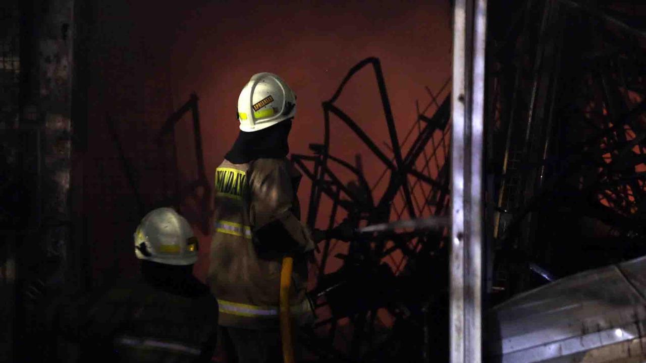 FOTO: Api Lahap Pasar Taman Puring, 500 Kios Hangus Terbakar