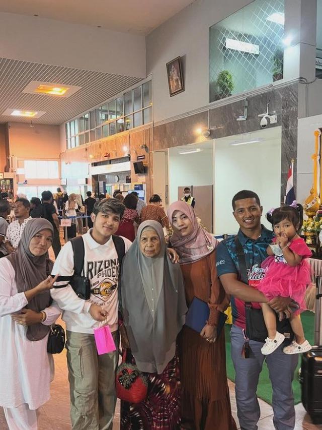 Potret Jirayut dan keluarga (Sumber: Instagram/jirayutdaa4official)