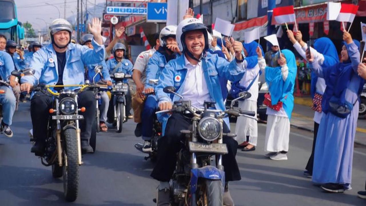Bergaya Bak 'Dilan', Didik Agus-Gilang Dirga Naik Motor Daftar Pilkada Bandung Barat