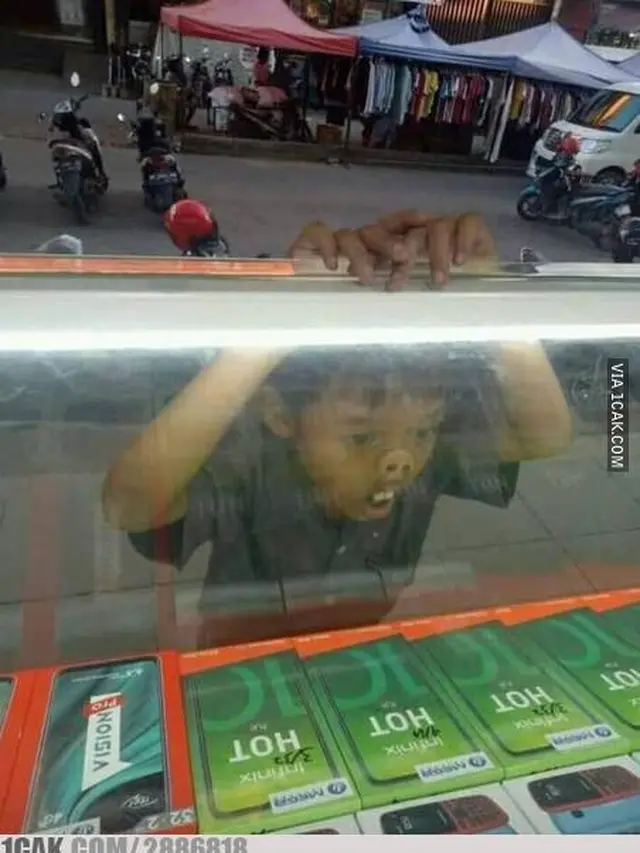 6 Aksi Nyeleneh Bocah saat di Counter HP, Seenaknya Sendiri