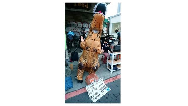 Gadis jadi badut t-rex