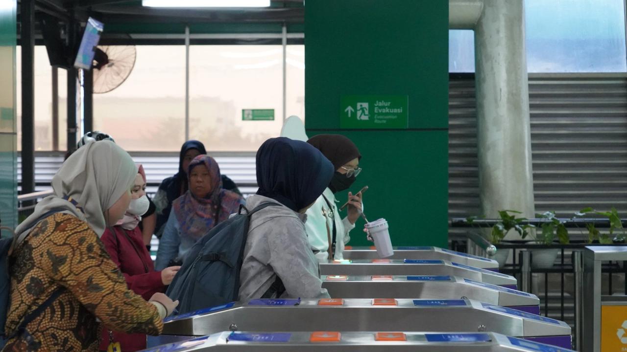 FOTO: Pengguna LRT Jabodebek Tembus 195 Ribu Saat Libur Panjang