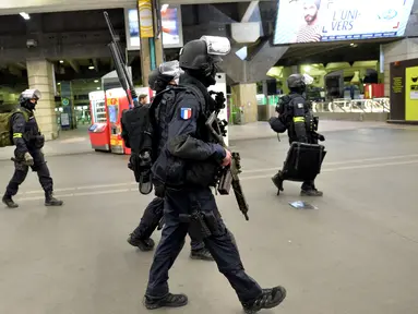 Pasukan National Gendarmerie Intervention Group (GIGN) saat melakukan latihan serangan teroris di la Gare Montparnasse, Paris (20/4). Dalam latihan tersebut Menteri Dalam Negeri Prancis Bernard Cazeneuve ikut ambil bagian. REUTERS/MIGUEL MEDINA)