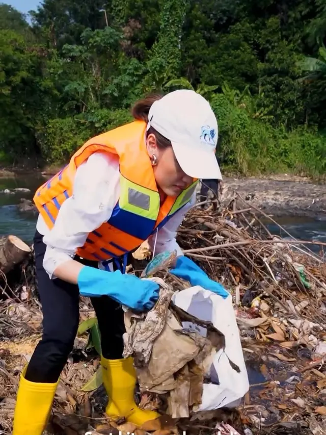 Peduli Lingkungan Ini 7 Potret Aksi Cinta Laura Bersihkan Sungai Ciliwung