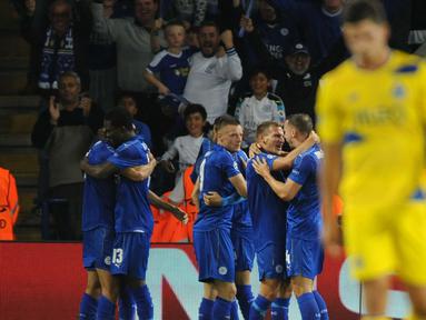 Para pemain Leicester City merayakan gol saat melawan FC Porto pada lanjutan liga Champions grup G di Stadion King Power, Leicester, Rabu (28/9/2016) dini hari WIB. Leicester menang 1-0. (AP Photo/Rui Vieira)