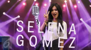 Pesinetron Naysilla Mirdad berpose saat menonton konser pertama penyanyi Selena Gomez di Indonesia yang digelar di Indonesia Convention Exhibition (ICE) BSD, Tangerang Selatan, Sabtu (23/7). (Liputan6.com/Herman Zakharia)