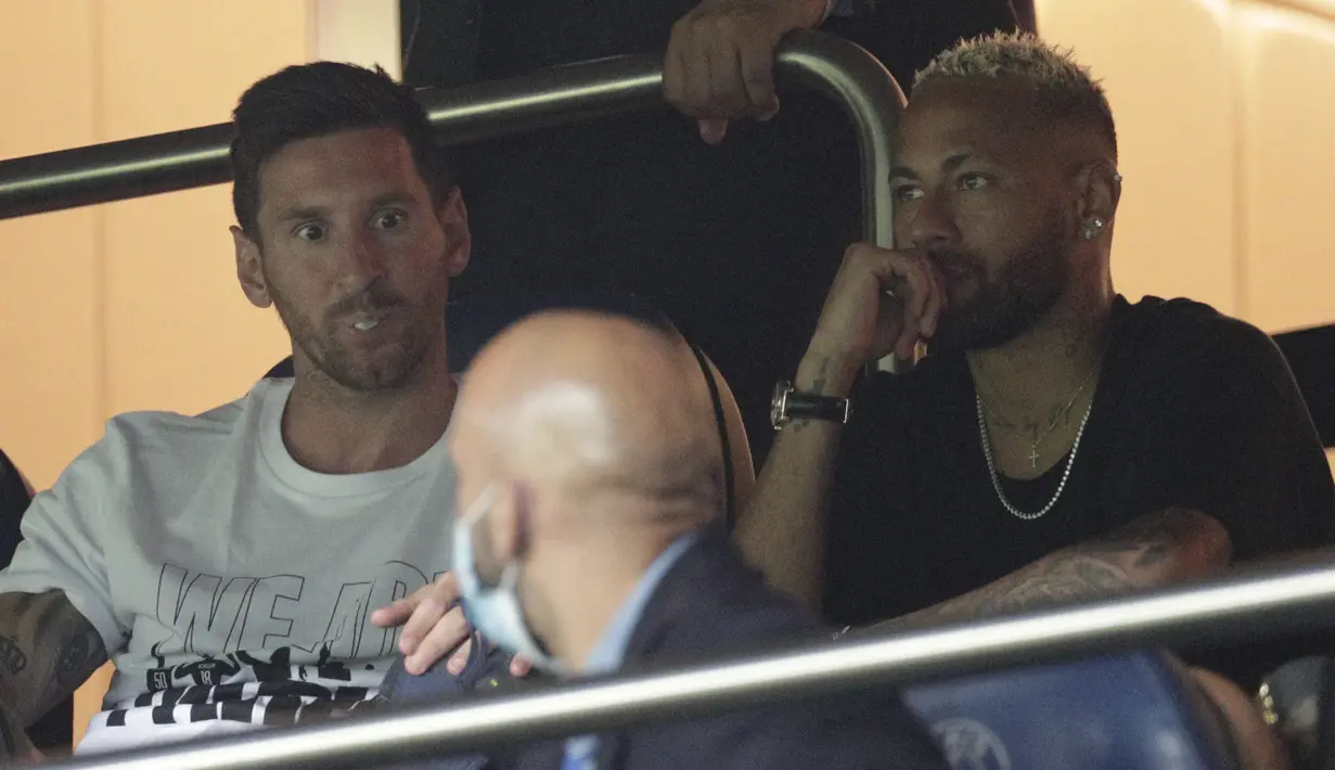 Lionel Messi (kiri) dan Neymar menjadi penonton laga pekan kedua Liga Prancis antara PSG vs Strasbourg di Stadion Parc des Princes, Minggu (15/8/2021) dini hari WIB. Messi tampak berada di tribun penonton dan menyaksikan pertandingan bersama Neymar dan Di Maria. (GEOFFROY VAN DER HASSELT/AFP)