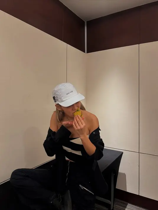 Penampilan Hyoyeon di DWP 2024 semakin menegaskan bahwa ia adalah sosok idol multitalenta yang mampu berkembang di berbagai genre musik. Tampil sebagai DJ dengan nuansa EDM, Hyoyeon membawa warna baru yang memberikan pengalaman tak terlupakan bagi para penonton di Jakarta. [@hyoyeon_x_x].