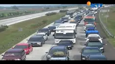Laju kendaraan sering terhenti hingga mengular sepanjang empat kilometer.