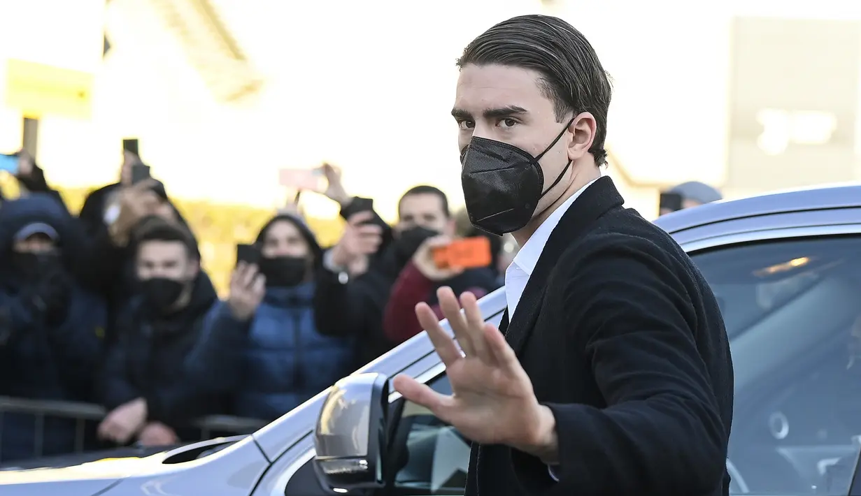 Dusan Vlahovic. Striker Fiorentina berusia 22 tahun yang telah mencetak 20 gol musim ini dilepas ke Juventus pada 28 Januari 2022, bertepatan dengan hari ulang tahunnya, dengan mahar senilai 70 juta euro plus 10 juta euro sebagai biaya tambahan di musim depan. (LaPresse via AP/Fabio Ferrari)