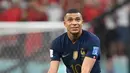 Penyerang Prancis #10 Kylian Mbappe membantu bek Maroko #02 Achraf Hakimi berdiri pada akhir babak semifinal Piala Dunia 2022 di Al Bayt Stadium, Kamis (15/12/2022) dini hari WIB. Tim berjuluk the blues menang 2-0 dari Maroko tanpa balas. (Photo by FRANCK FIFE / AFP)
