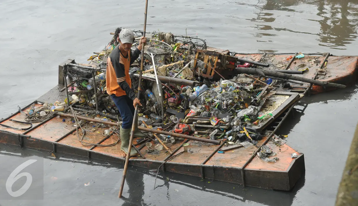 Petugas dari Dinas Kebersihan DKI membersihkan sampah yang menumpuk di kali yang berada di kawasan Cengkareng, Jakarta, Kamis (11/2). Kegiatan ini sebagai upaya Pemkot Jakarta Barat mengatasi banjir. (Liputan6.com/Faisal R Syam)