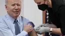 Presiden Joe Biden menerima suntikan dosis keempat vaksin COVID-19 Pfizer/BioNTech keduanya di South Court Auditorium di Gedung Putih, Rabu (30/3/2022). AS pada Selasa mengizinkan mereka yang berusia di atas 50 tahun dan kondisi rentan bisa menerima booster kedua. (AP Photo/Patrick Semansky)