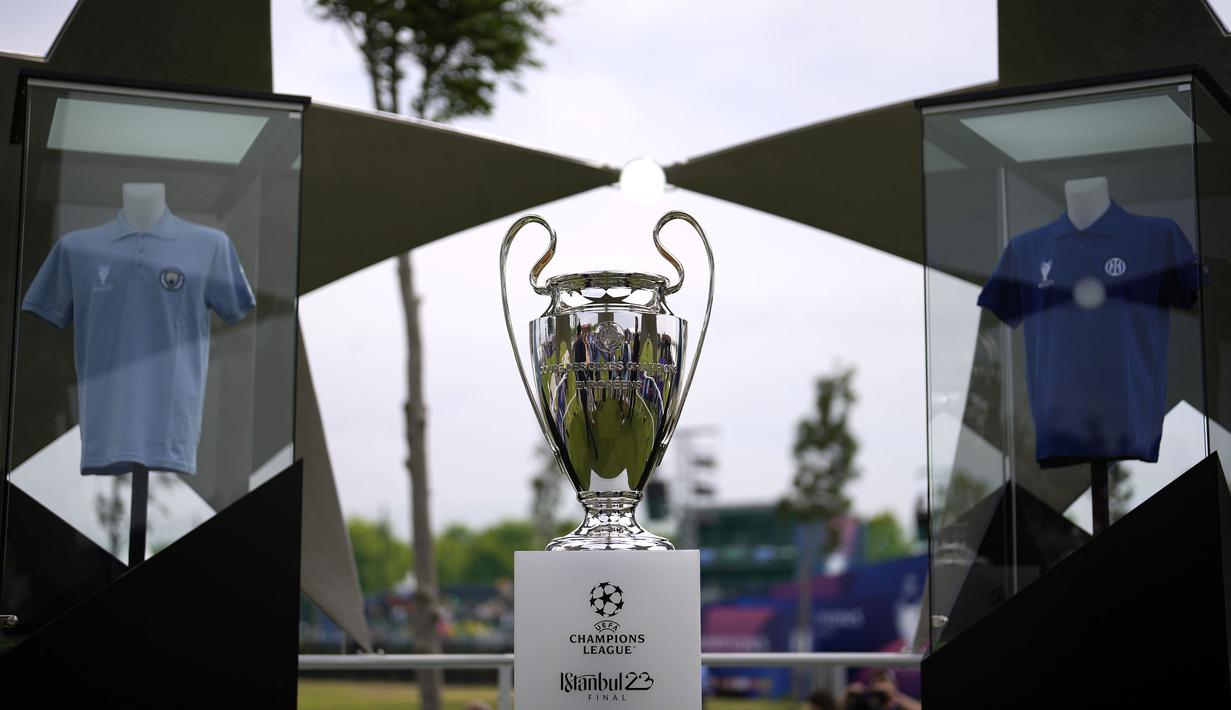 Trofi Liga Champions dipajang di Istanbul, Turki, Kamis (8/6/2023). Laga final yang mempertemukan Inter Milan melawan Manchester City akan berlangsung di Atatürk Olympic Stadium, Istanbul, Turki, Minggu (9/6/2023) dini hari WIB. (AP Photo/Khalil Hamra)