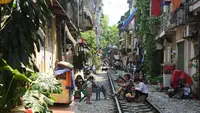 Spot Wisata Kafe Pinggir Rel Populer di Hanoi Sebentar Lagi Tinggal Nama