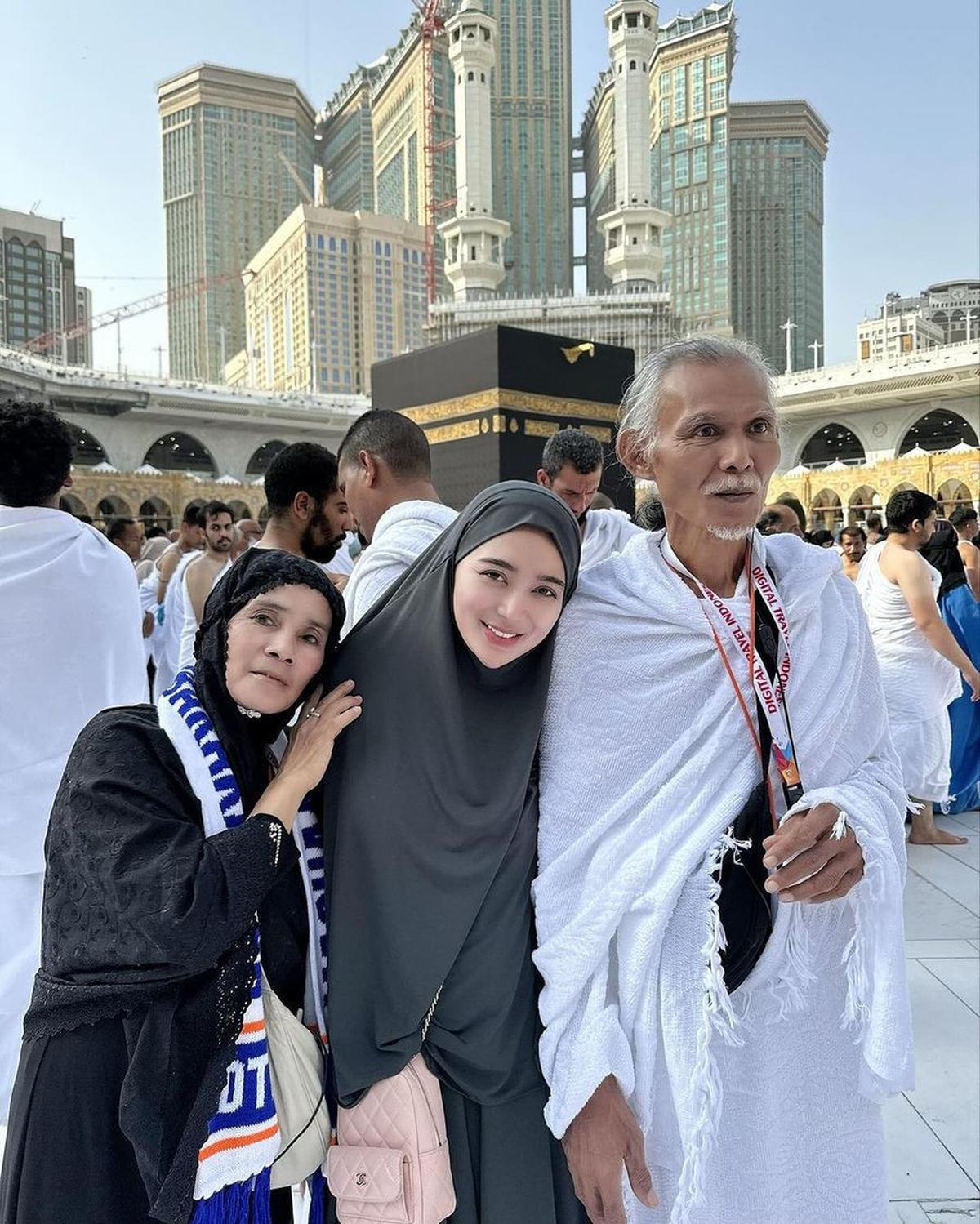 Wika Salim dan Keluarga Jalani Umrah