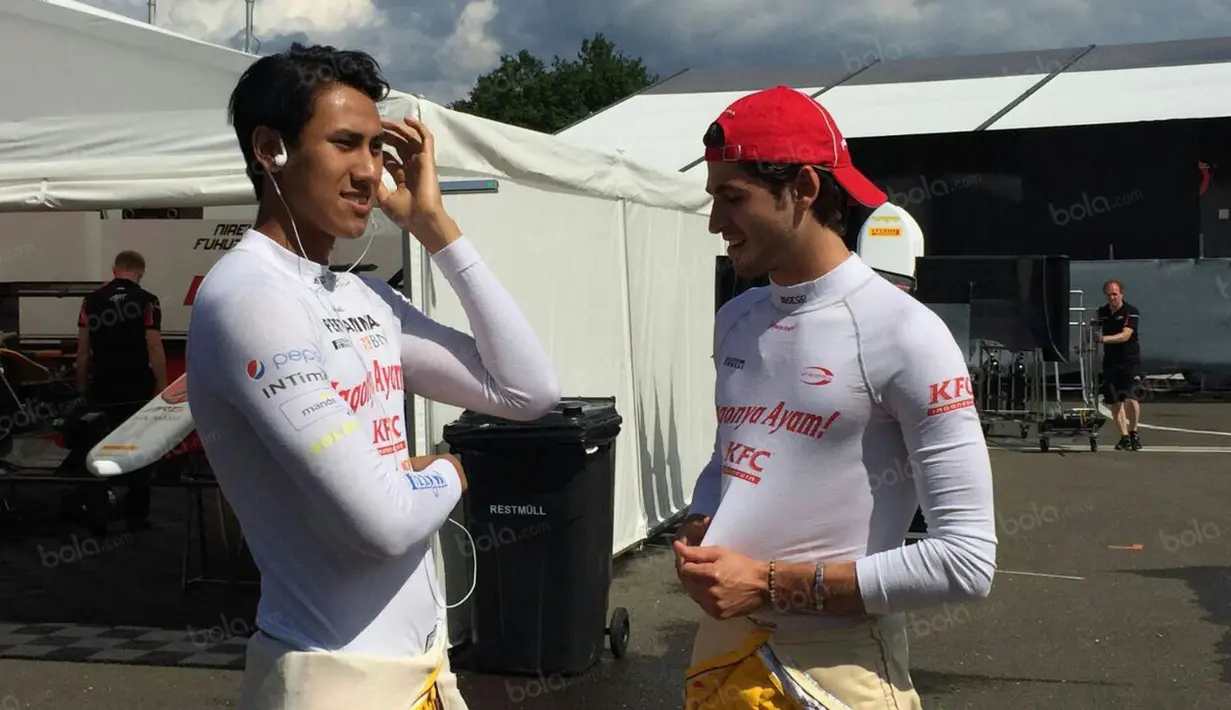 Sean Gelael (kiri) berbincang dengan Antonio Giovinazzi jelang kualifikasi  GP2  2016 di Sirkuit Red Bull Ring, Austria, (1/7/2016). (Bola.com/Reza Khomaini)